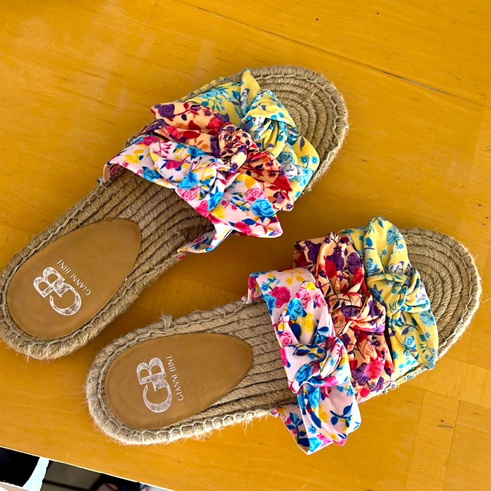 NWOT GIANNI BINI ESPADRILLE SANDALS WITH FLORAL PATTERNED BOWS